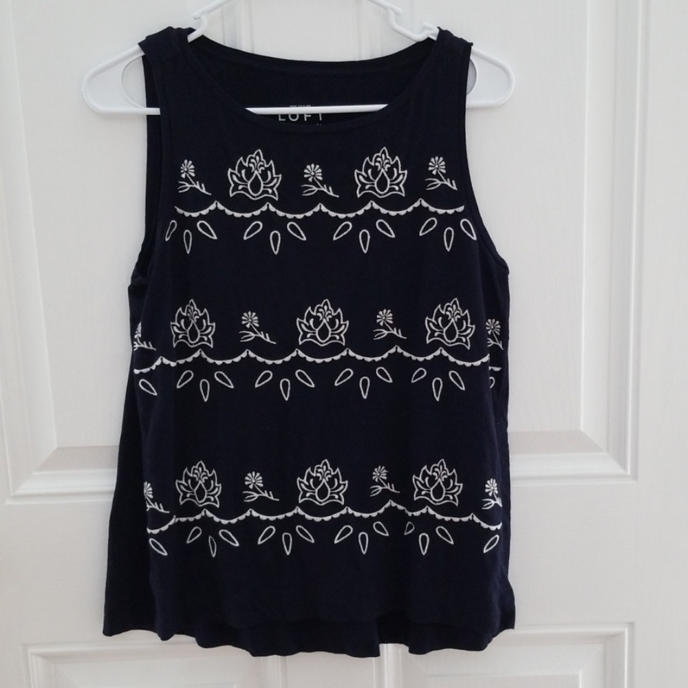 Sleeveless shirt